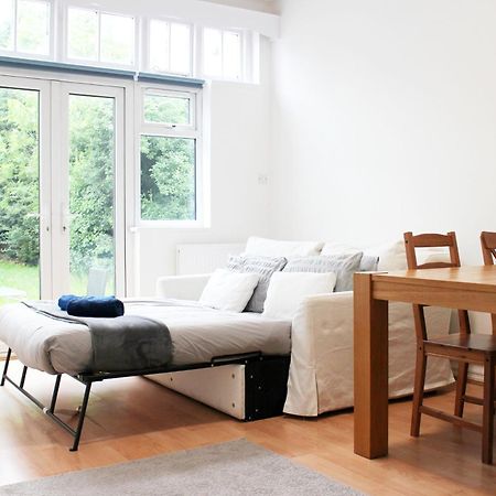 Large Garden Apartment On Golders Green High Road Лондон Екстер'єр фото