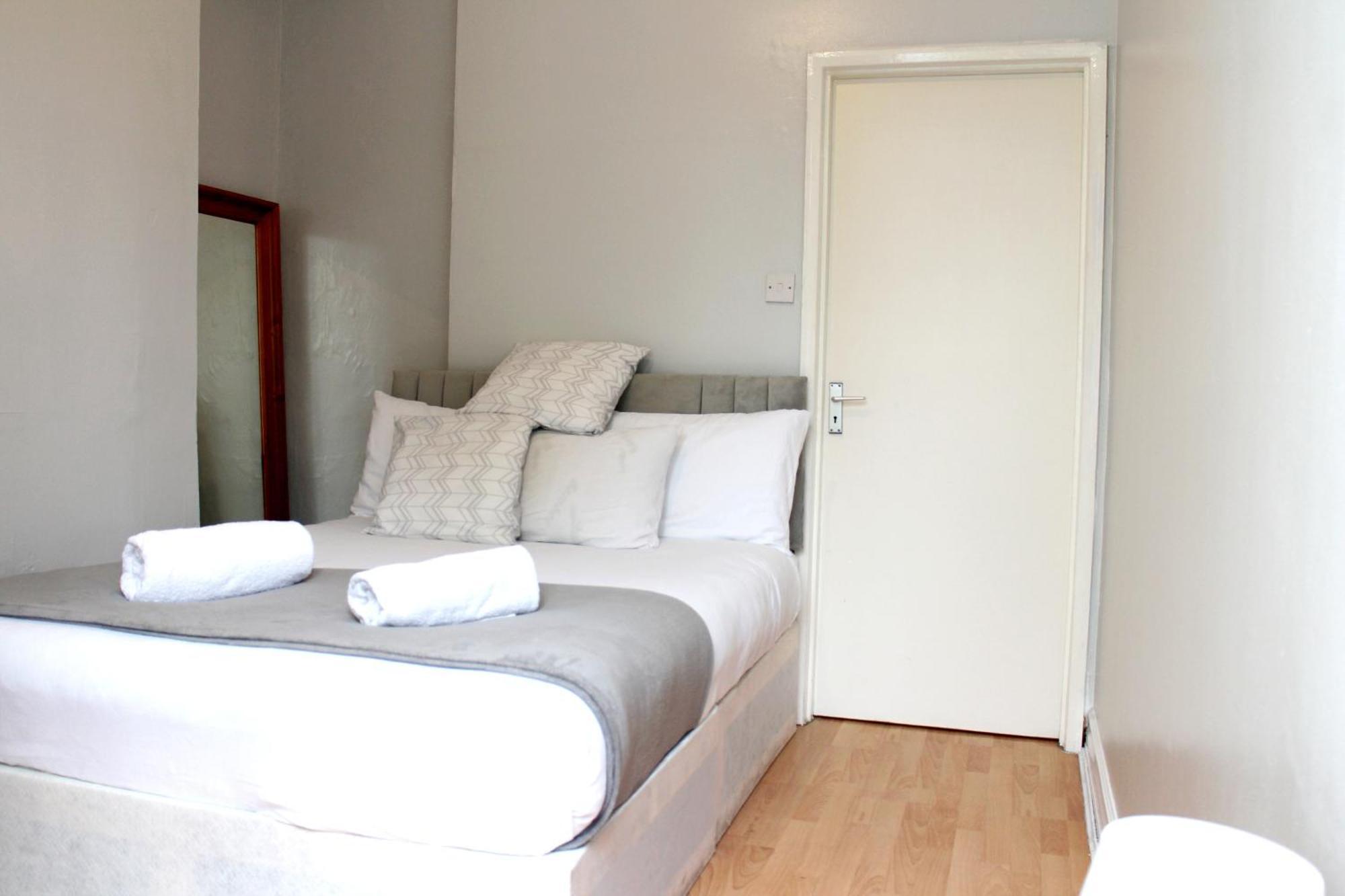 Large Garden Apartment On Golders Green High Road Лондон Екстер'єр фото