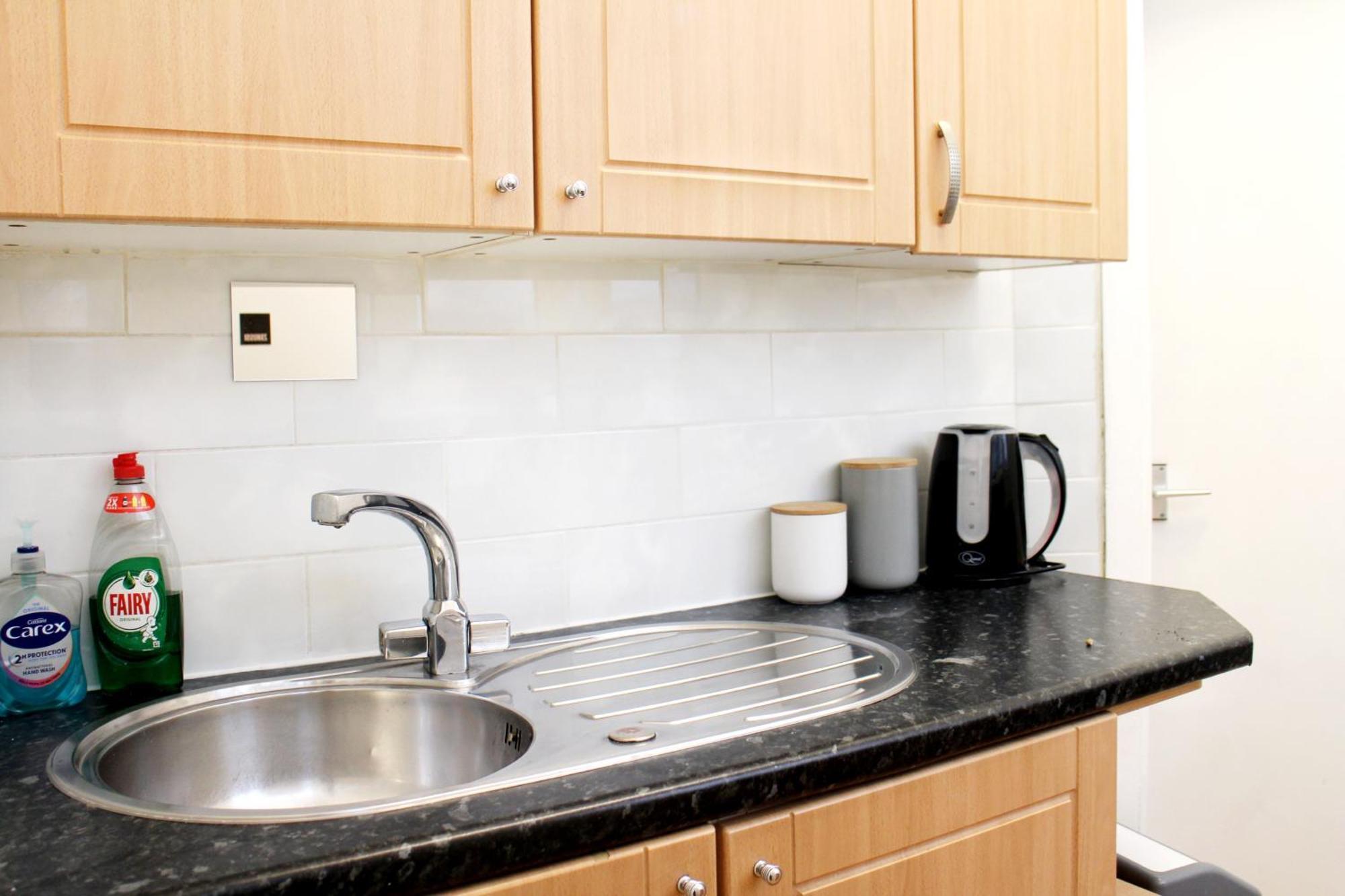 Large Garden Apartment On Golders Green High Road Лондон Екстер'єр фото
