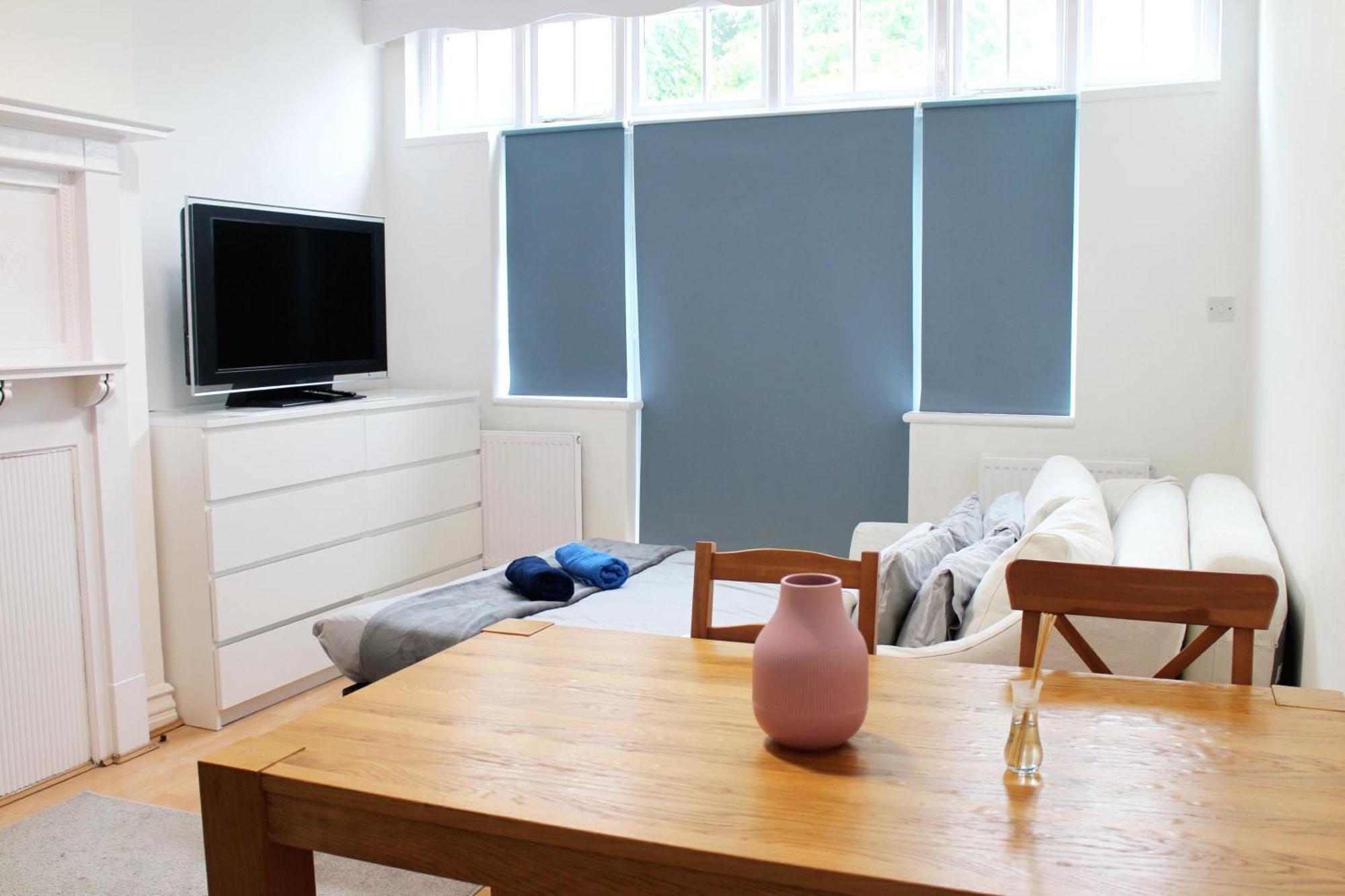 Large Garden Apartment On Golders Green High Road Лондон Екстер'єр фото