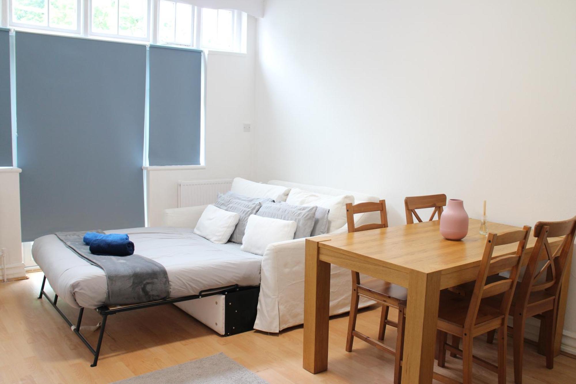 Large Garden Apartment On Golders Green High Road Лондон Екстер'єр фото