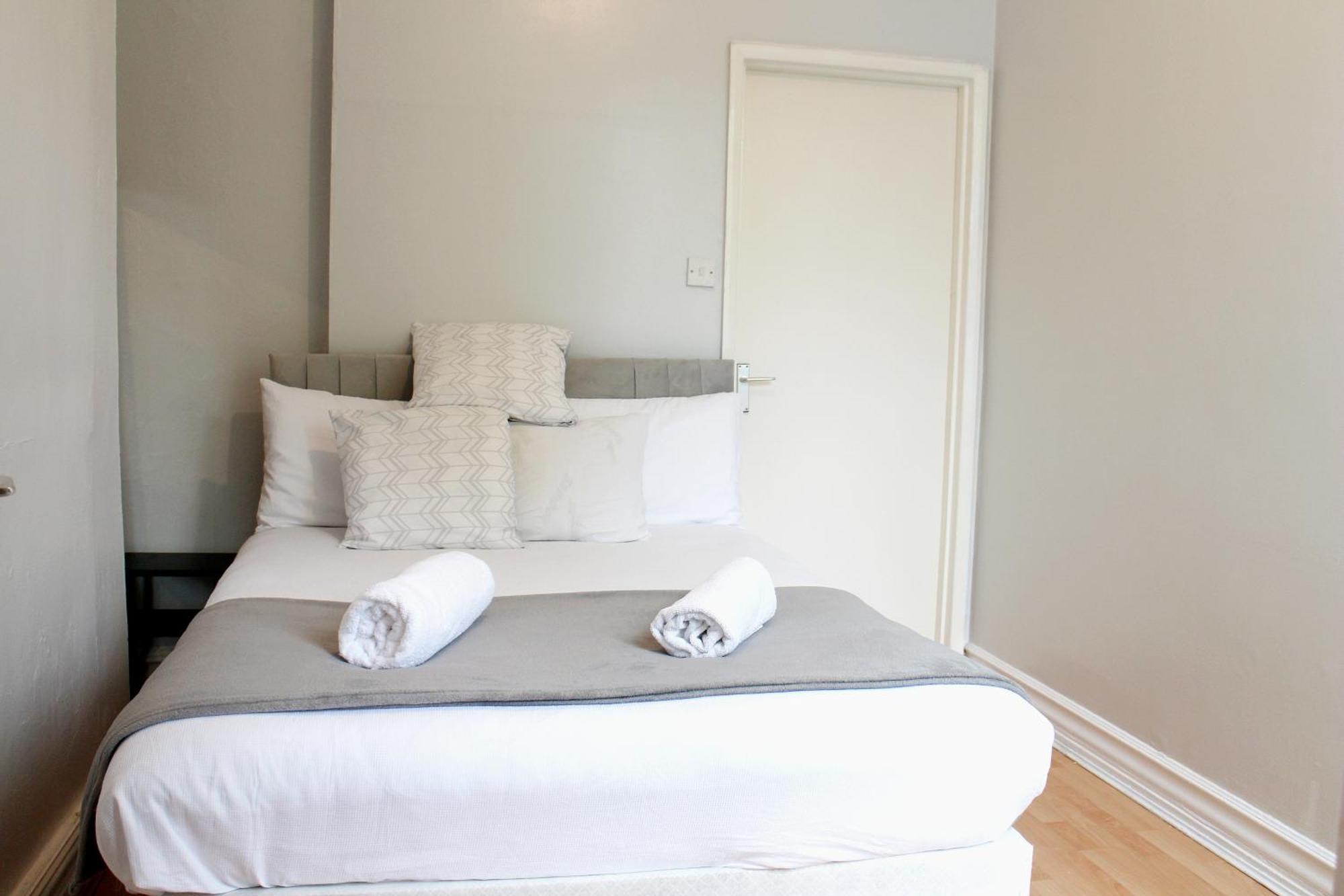 Large Garden Apartment On Golders Green High Road Лондон Екстер'єр фото