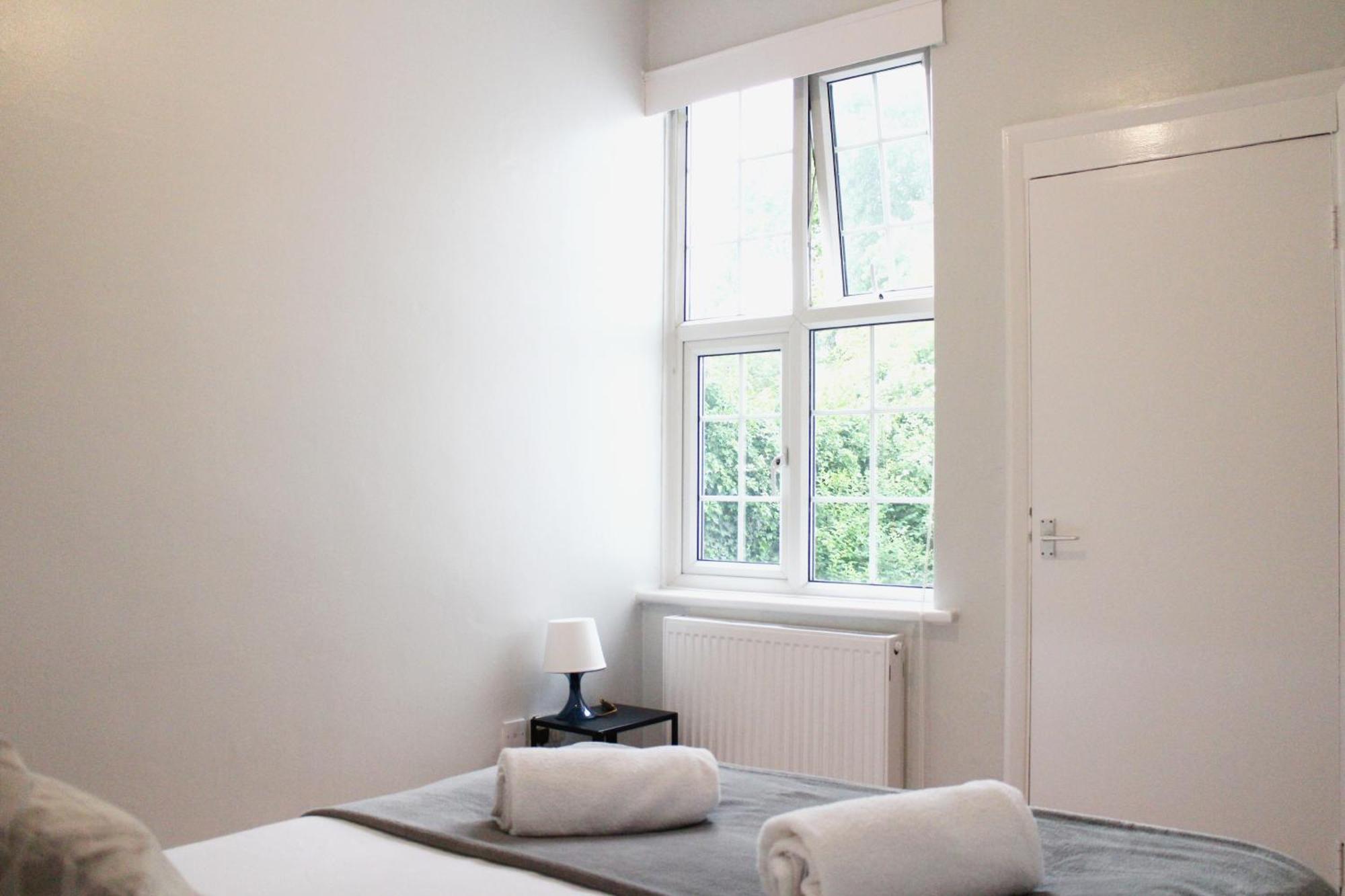 Large Garden Apartment On Golders Green High Road Лондон Екстер'єр фото