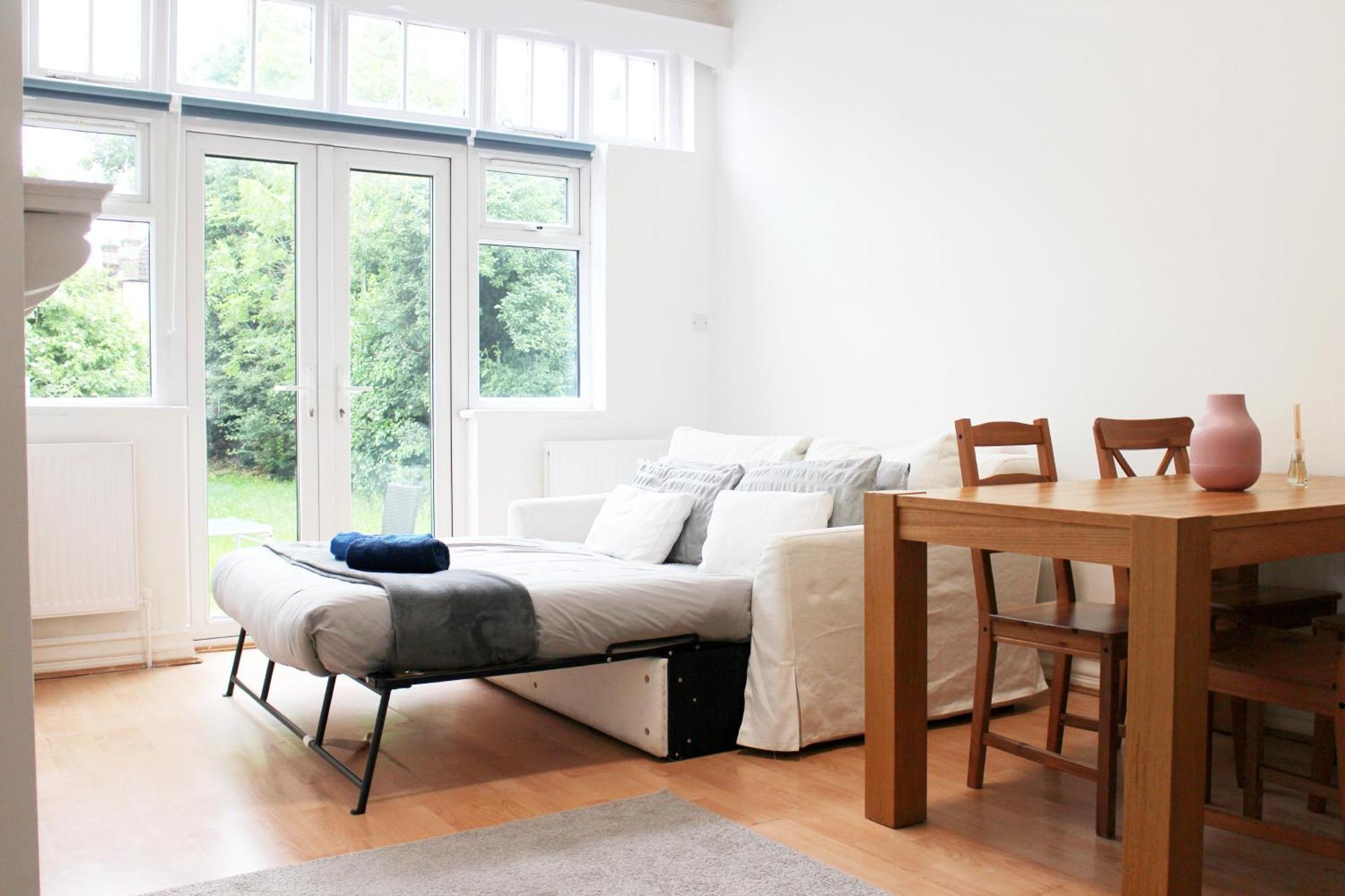 Large Garden Apartment On Golders Green High Road Лондон Екстер'єр фото